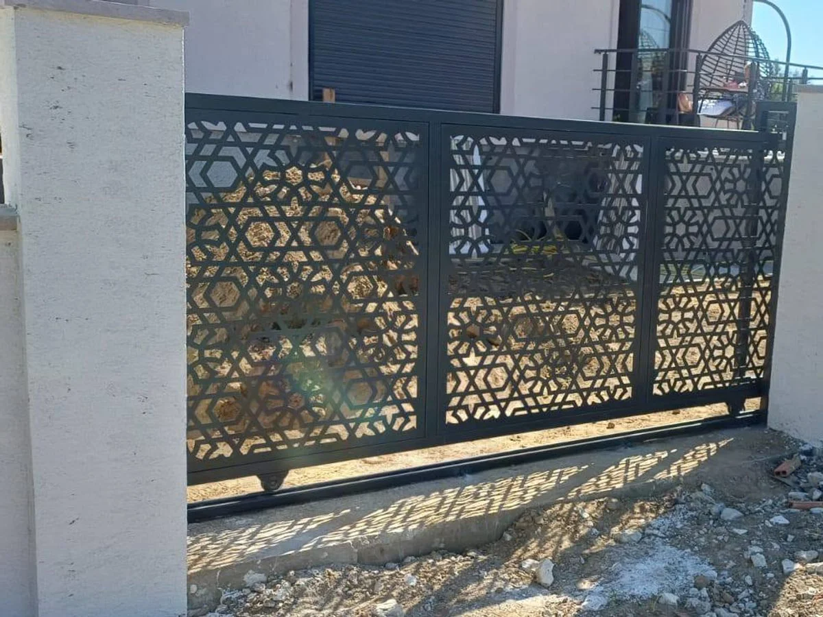 CNC lazer desenli metal kapı uygulaması — Edremit