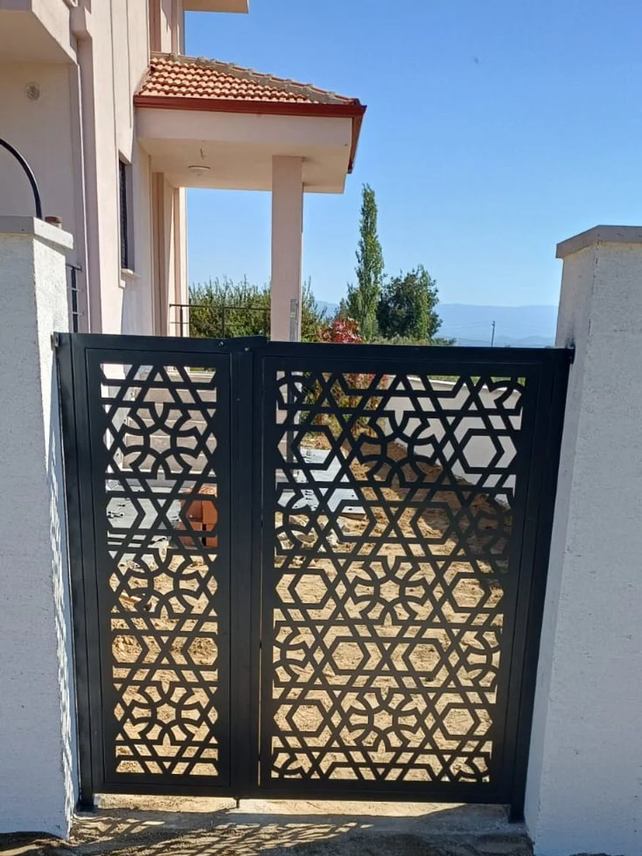 CNC lazer desenli metal kapı uygulaması — Edremit